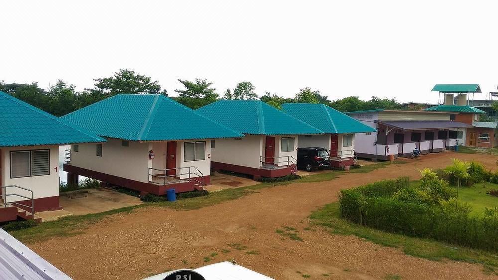 บังกะโลหลังคาสีฟ้าเรียงเป็นแถวในสวน Baan Suan Chiva Saran หนองบัวลำภู