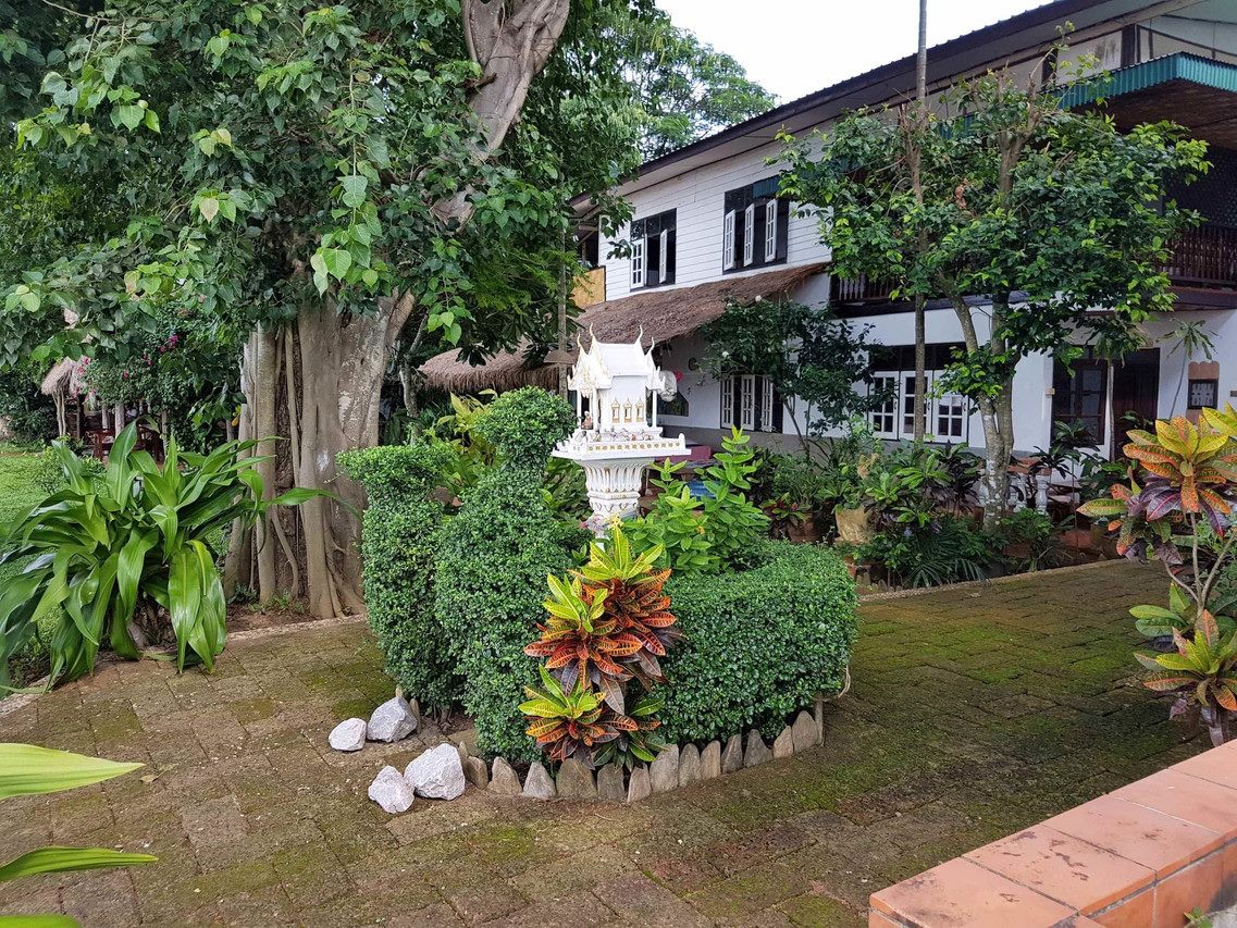 อาคารเกสต์เฮาส์สองชั้นกับสวนและศาลพระภูมิ
