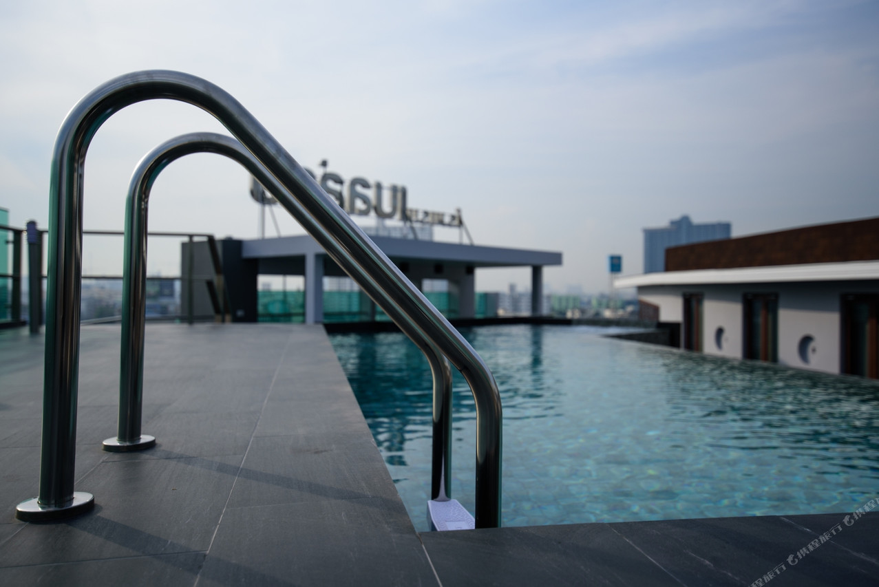 Rooftop pool at Bella B Hotel with views over the Nonthaburi cityscape