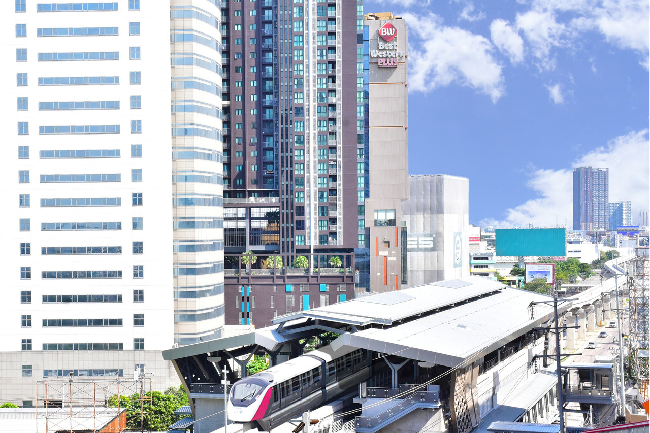 ตึก Best Western Plus Wanda Grand กับสถานีรถไฟฟ้าสายสีชมพูด้านหน้า