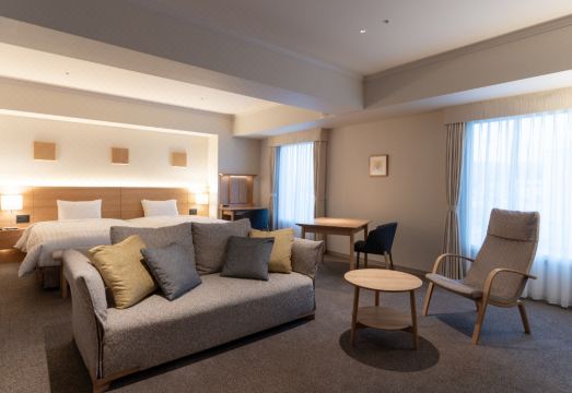 ห้องพักสไตล์โมเดิร์น Authent Hotel Otaru — ห้อง Deluxe กว้างขวาง โซฟานั่งเล่นและเตียง Twin