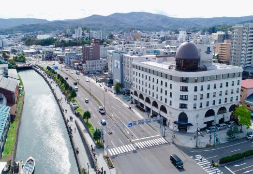Hotel Nord Otaru มุมมองทางอากาศ เห็นตัวโรงแรมและคลองโอตารุข้างเคียง