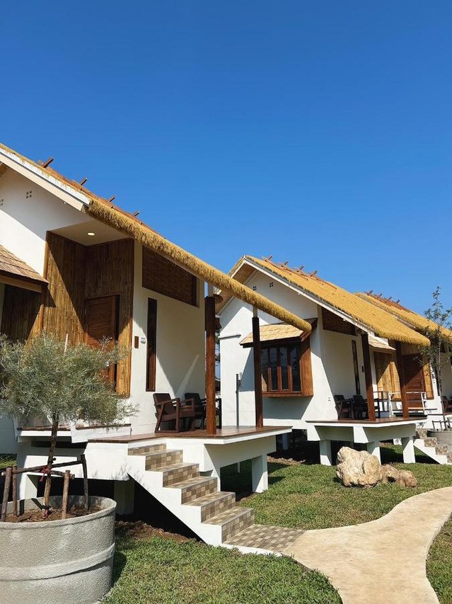 บ้านหลังใหม่หลังคามุงจาก ยกพื้นสูง ระเบียงส่วนตัว ที่ Pai Country Hut