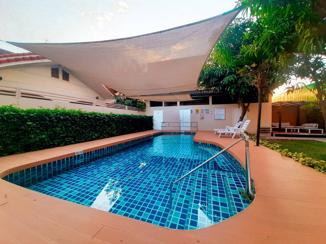 สระว่ายน้ำกลางแจ้งของ Ingnaam Hotel มีผ้าใบบังแดดและมุมนั่งเล่นริมสระ
