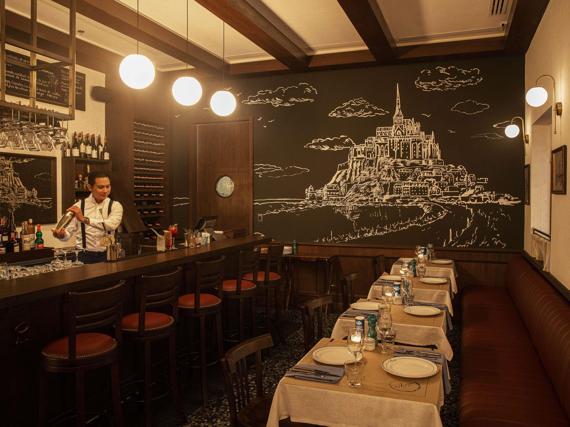 Aimée Petit Bistro ร้านฝรั่งเศสในโรงแรม ผนังวาดภาพ Mont-Saint-Michel