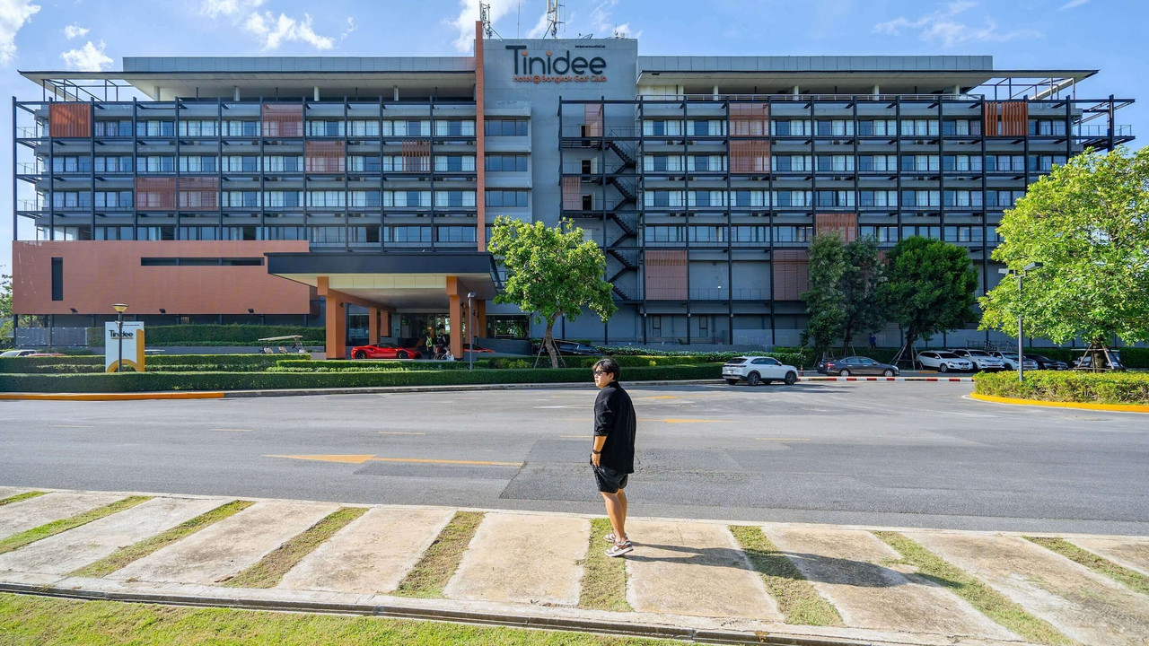 Front facade of Tinidee Hotel Bangkok Golf Club with signage, Bang Kadi, Pathum Thani