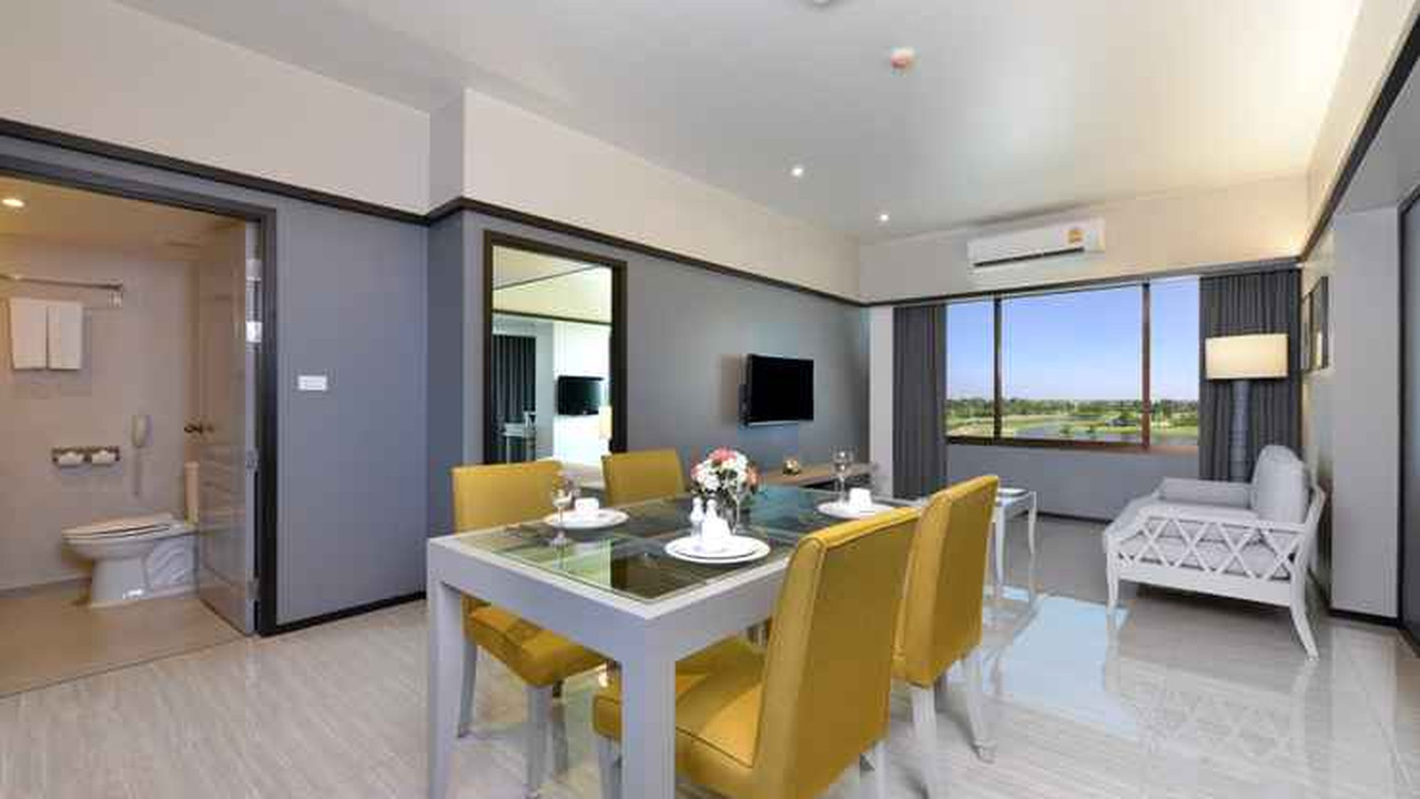 Suite overlooking the golf course with dining table and seating area