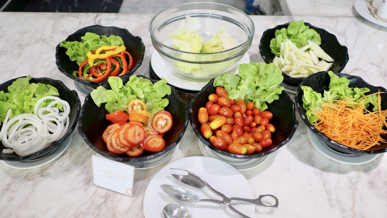 Breakfast buffet at Café Nidee with a fresh salad bar