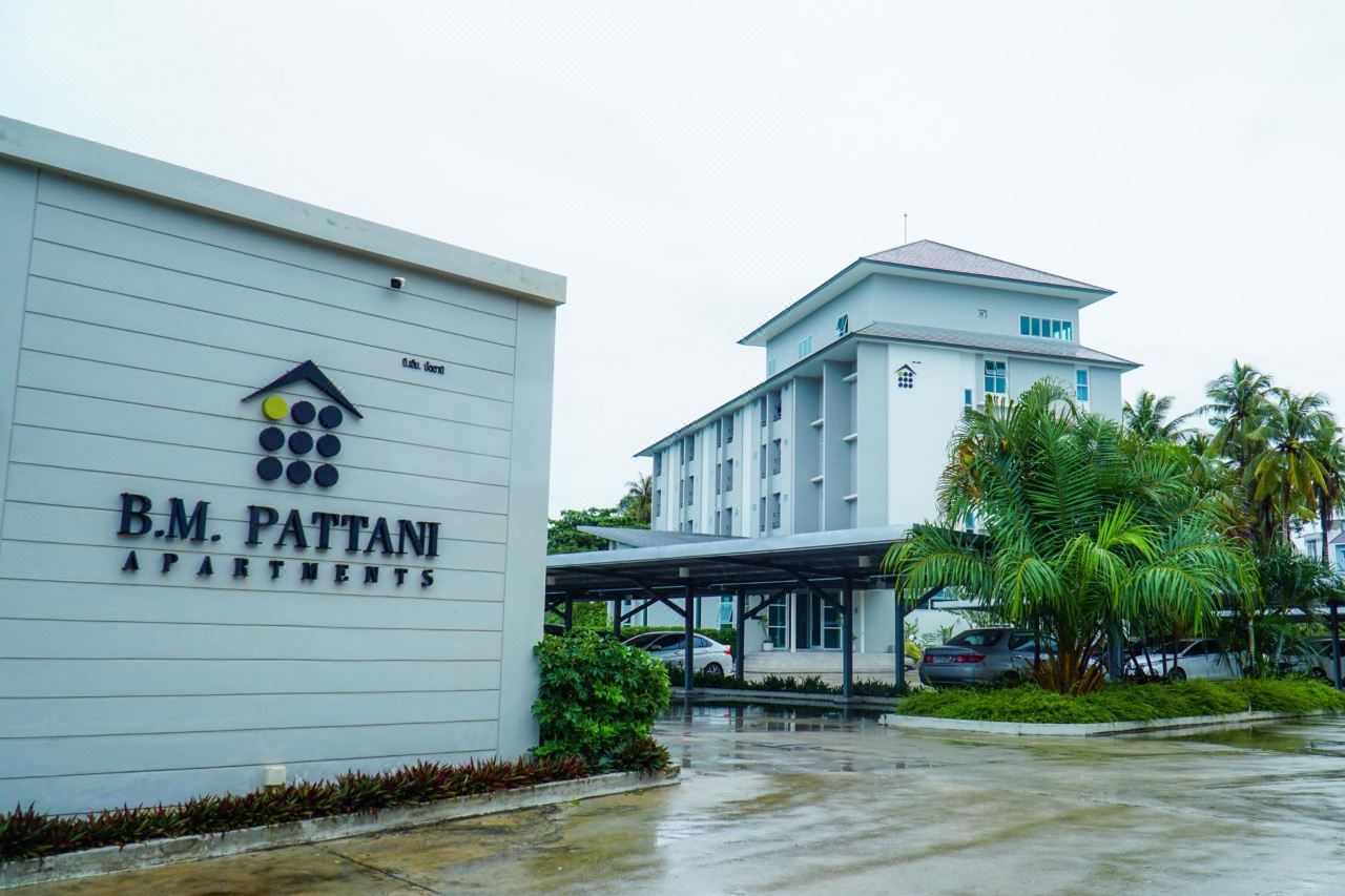 ป้ายและอาคาร B.M. Pattani Apartment พร้อมที่จอดรถมีหลังคา