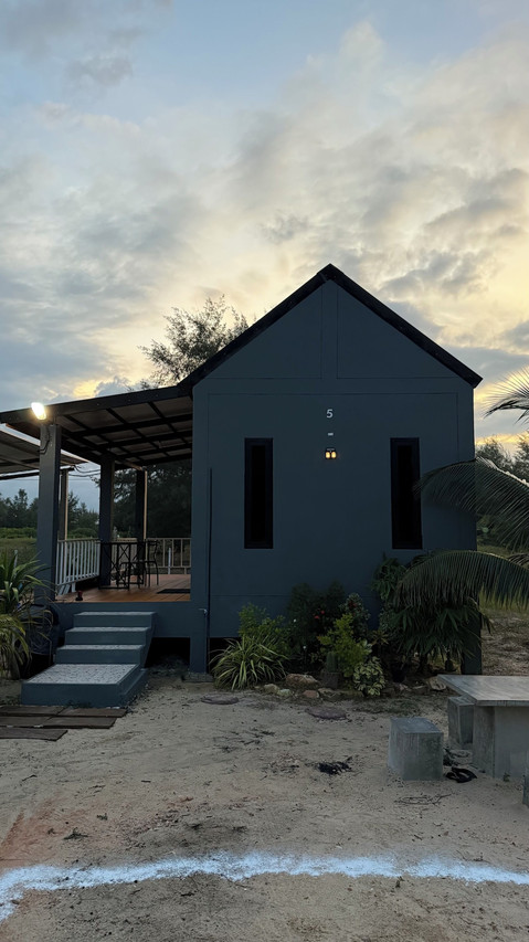 กระท่อมหลังคาจั่วของ 4U Resort & Camp ช่วงพระอาทิตย์ตกริมหาดแหลมตาชี