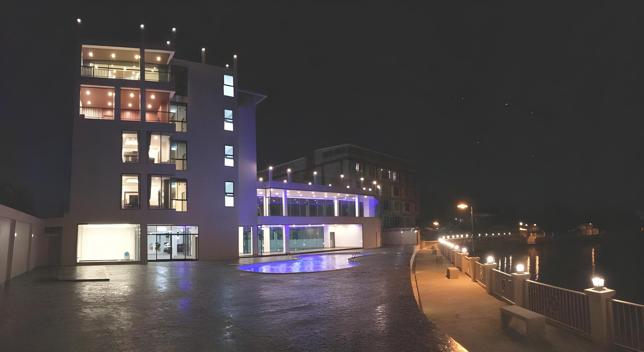 River Hotel Pattani ยามค่ำ ตัวอาคารริมแม่น้ำปัตตานีพร้อมสระว่ายน้ำ