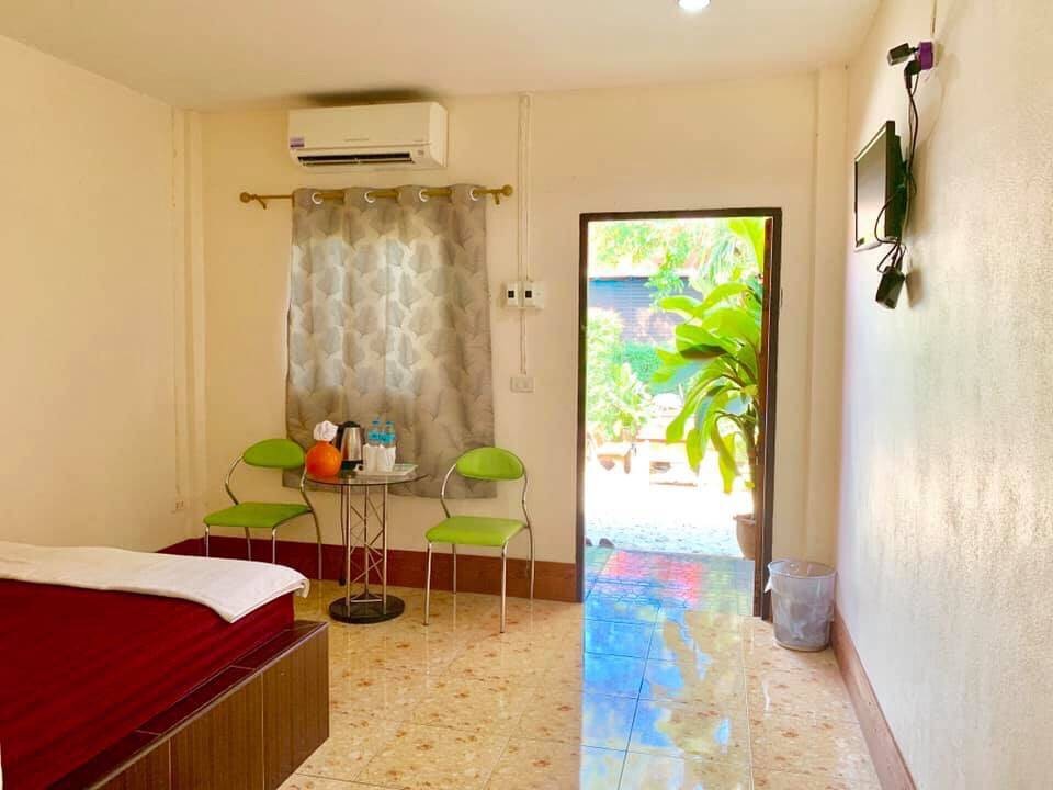 ห้องพักบังกะโล Saiburi Resort ห้องแอร์ ทีวี ประตูเปิดออกสวน