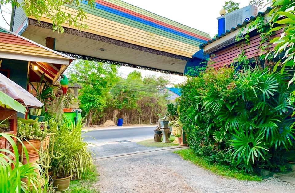 ประตูทางเข้า Saiburi Resort กับบังกะโลและต้นไม้รอบรีสอร์ท