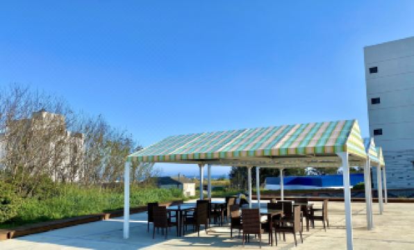 พื้นที่ส่วนกลางและครัวร่วมของ Bayhouse ที่แขกมาแชร์ประสบการณ์กัน