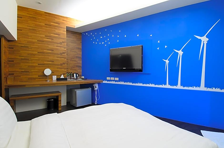 Double room with Penghu windmill mural wall in vivid blue