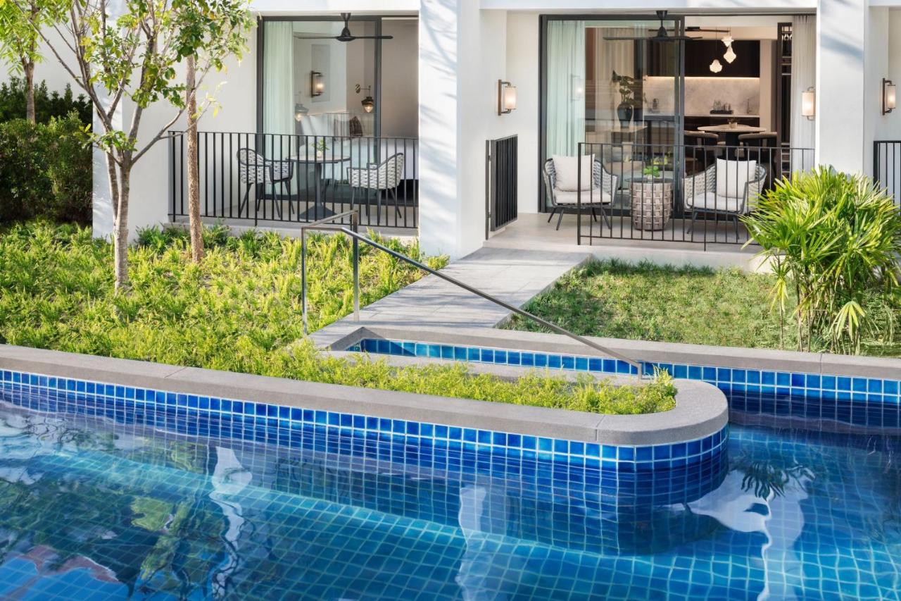ระเบียงสวีท Pool Access เปิดออกสู่สระลากูนที่ JW Marriott Khao Lak Resort Suites