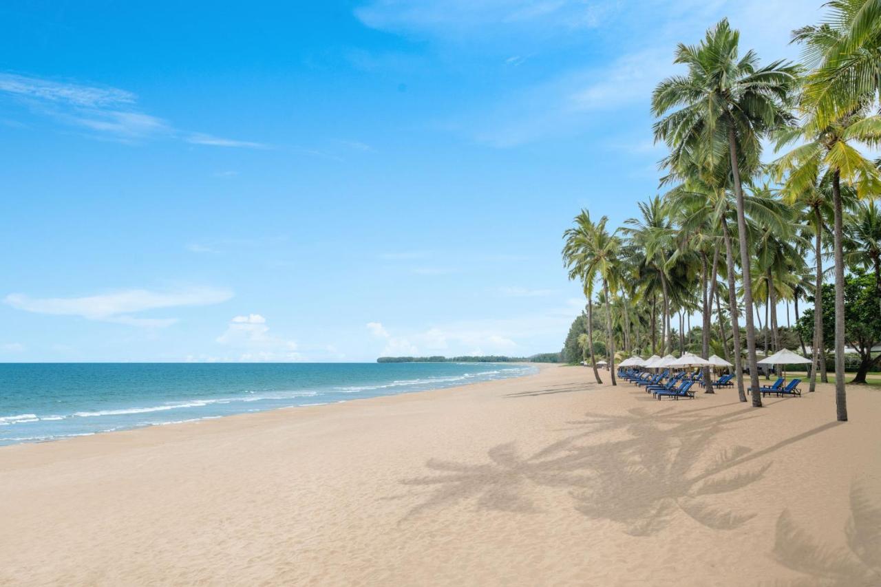 หาดคึกคักทรายขาวเรียงแนวมะพร้าวหน้ารีสอร์ต