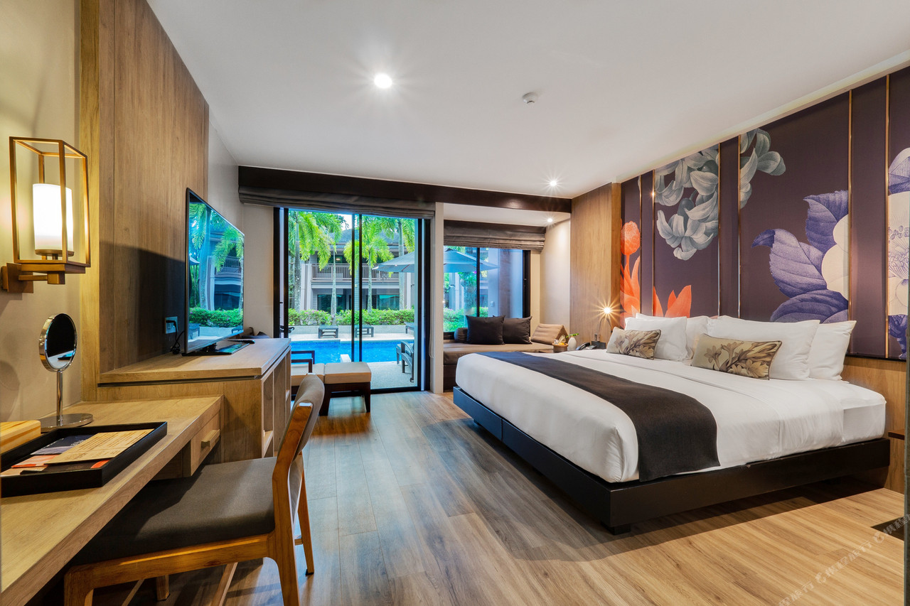 ห้อง Deluxe Pool Access เปิดประตูลงสระได้จากระเบียง