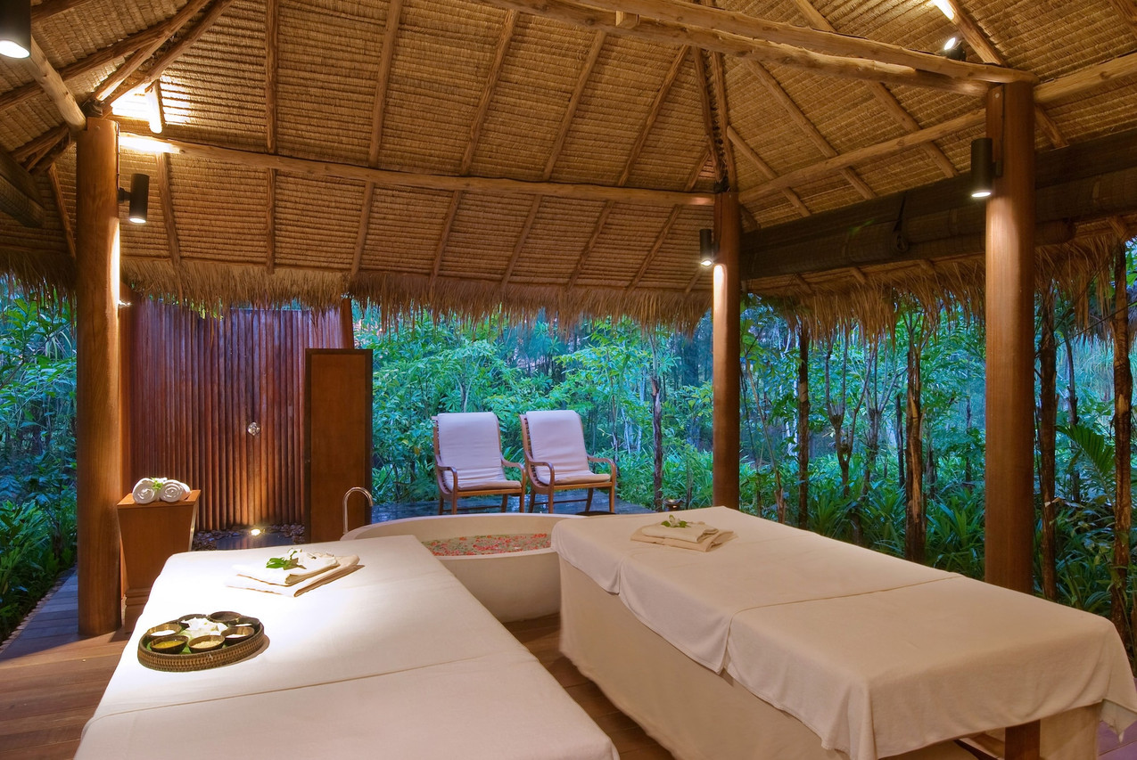 Pathways Spa เรือนนวดหลังคามุงจากเปิดโล่งมองออกสู่สวน