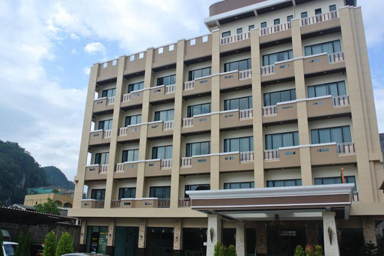 อาคาร The Centris Hotel Phatthalung มองเห็นแนวเขาด้านหลัง
