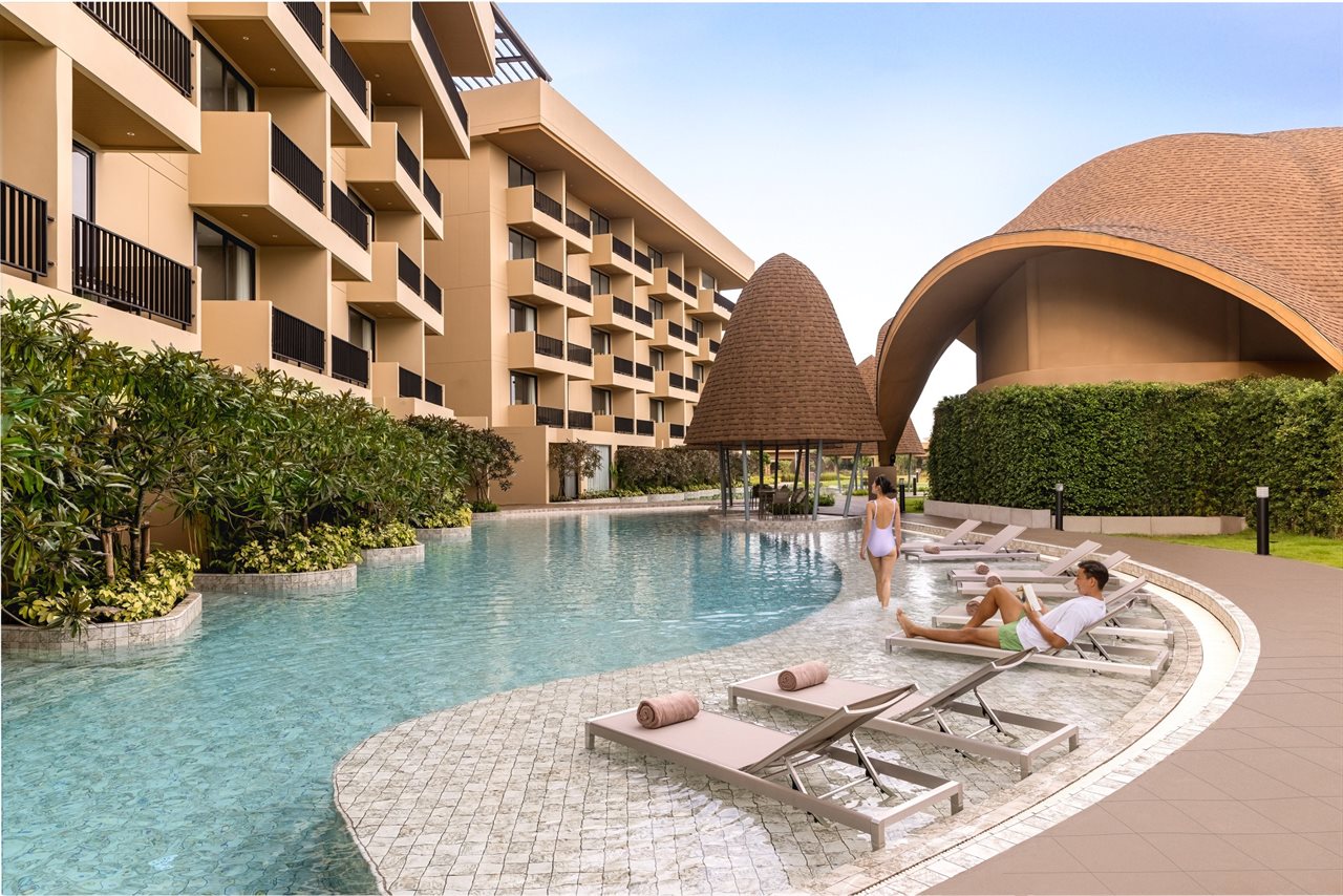 สระว่ายน้ำกลางแจ้งและพาวิเลียนหลังคาโค้งของ Dusit Princess Phatthalung