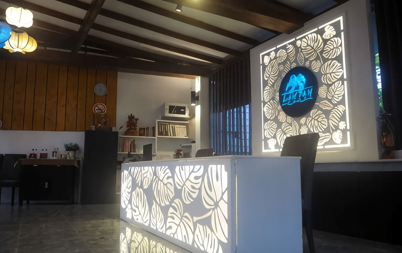 ห้องพักครอบครัวภายใน Lampam Resort เตียงหลายเตียงผนังปูนเปลือย