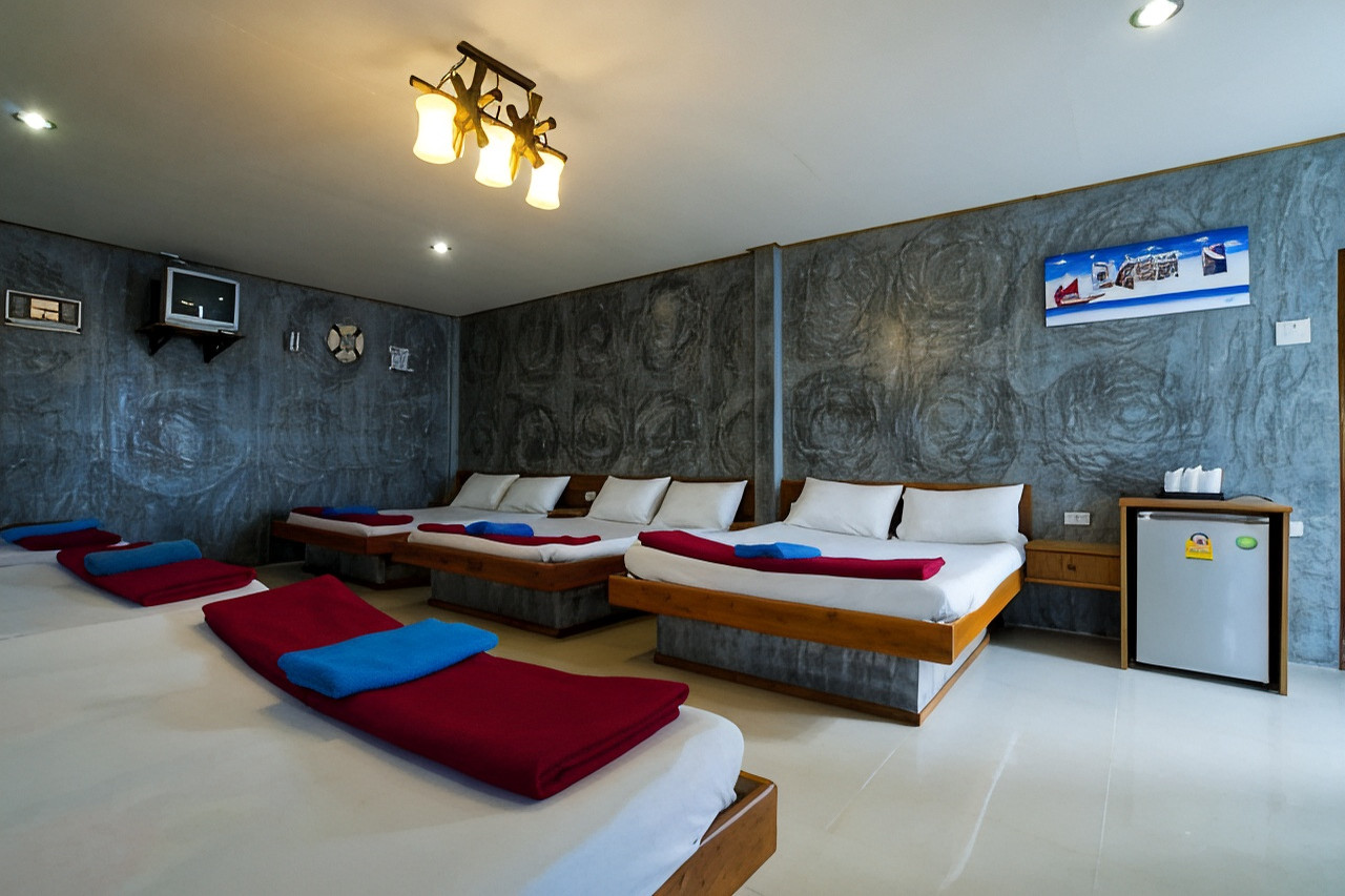ล็อบบี้และเคาน์เตอร์ต้อนรับ Lampam Resort ป้ายไฟลายใบไม้