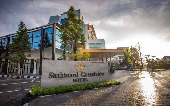 ป้ายหินสลัก Sitthinard Grandview Hotel หน้าทางเข้าโรงแรม