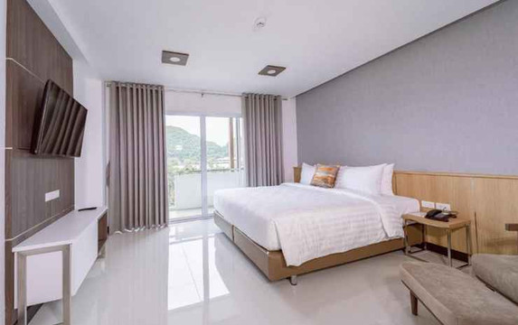 ห้อง Deluxe เตียงใหญ่ ระเบียงมองเห็นเขาอกทะลุ