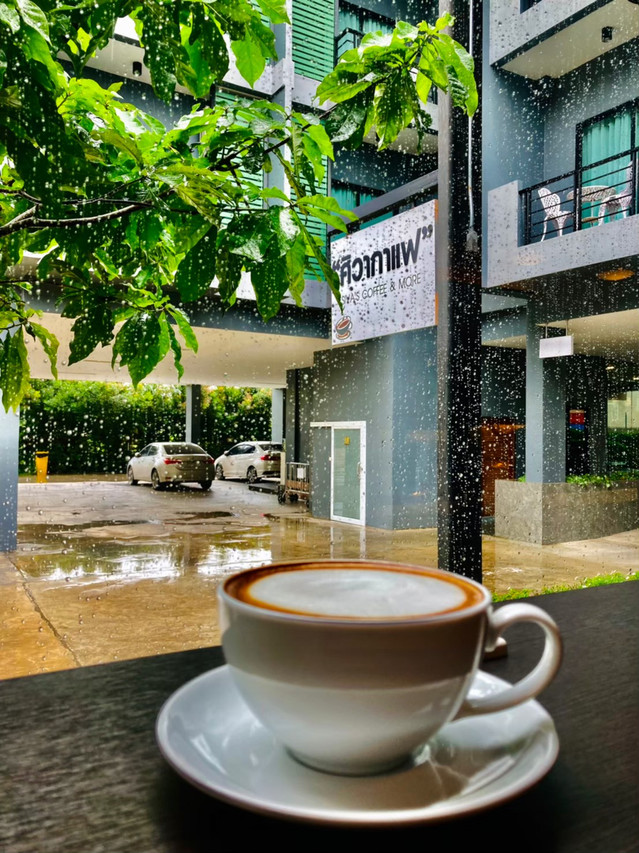 The Siva coffee shop at the hotel — a hot coffee with the courtyard and building behind