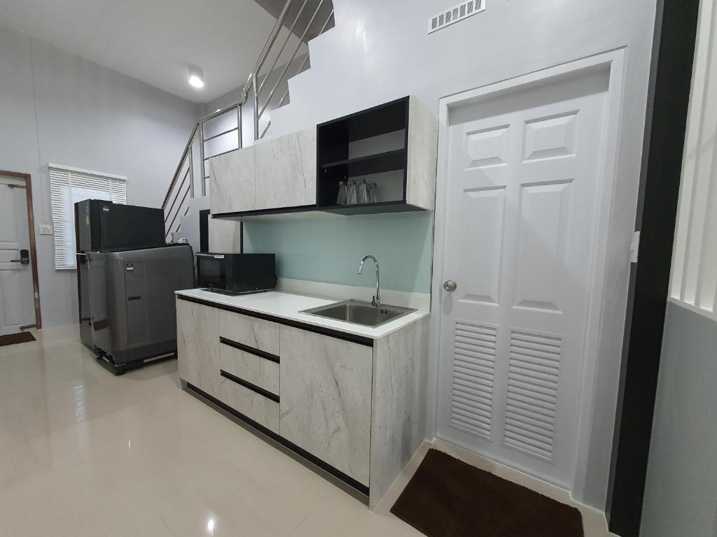 ครัวในห้องพร้อมตู้เย็น ไมโครเวฟ และอ่างล้างจาน