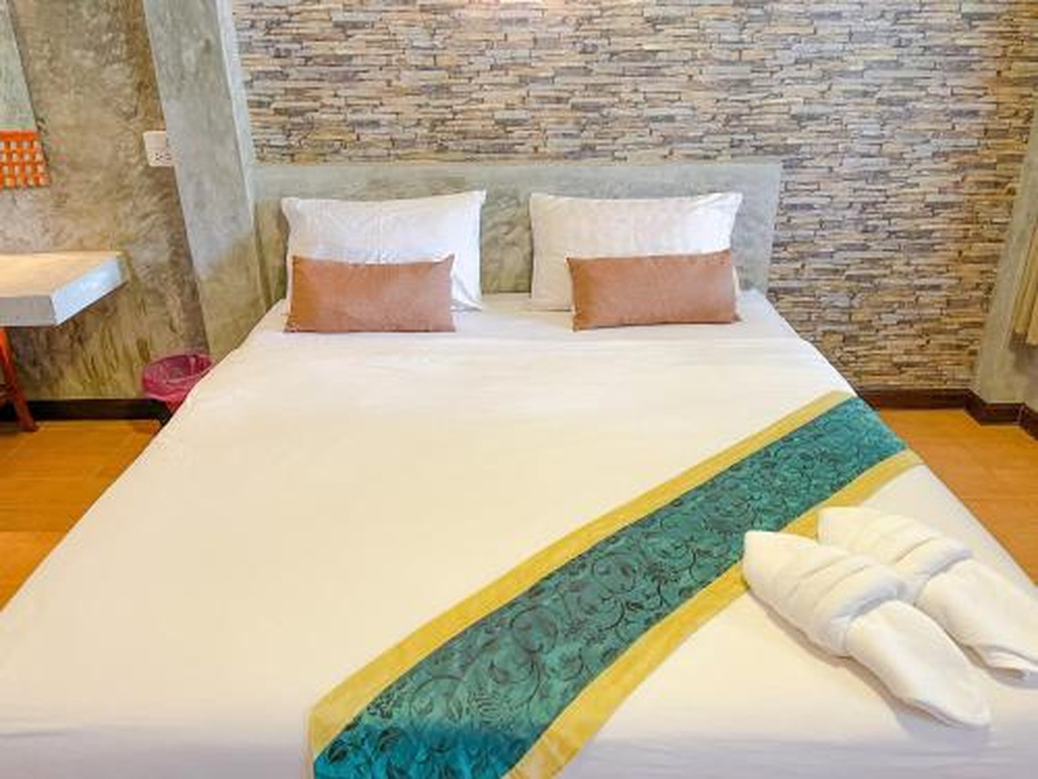 อาคารชั้นเดียวเรียงห้องของ Tony Hotel มีที่จอดรถหน้าห้อง