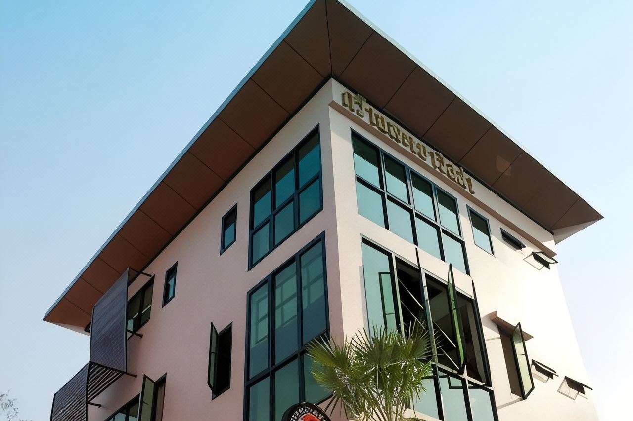 อาคารวิลล่า 3 ชั้นดีไซน์สมัยใหม่ ป้ายชื่อ Kwan Phayao Villa พะเยา