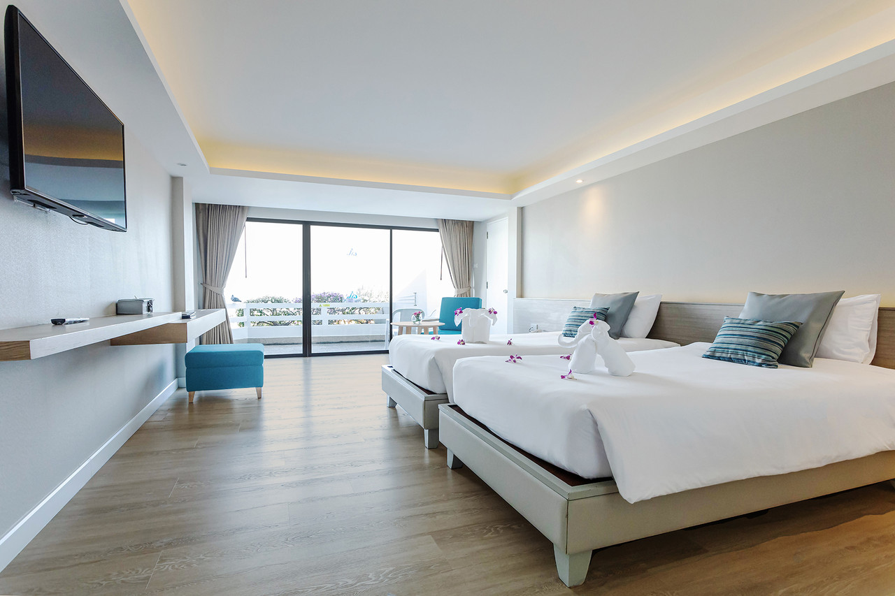 Sea-facing guest room with twin beds and a balcony over the Gulf of Thailand