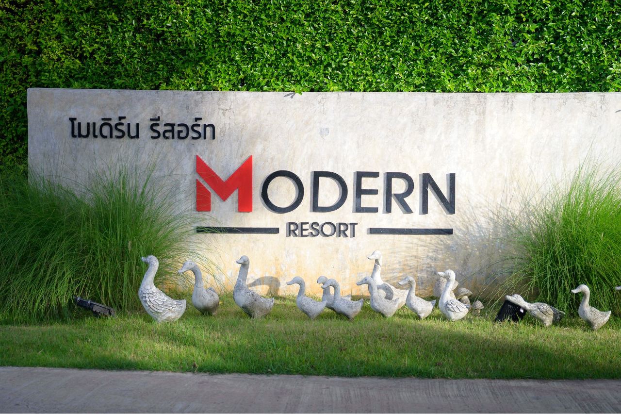 ป้ายทางเข้า Modern Resort Phichit กับรูปปั้นห่านริมสนามหญ้า