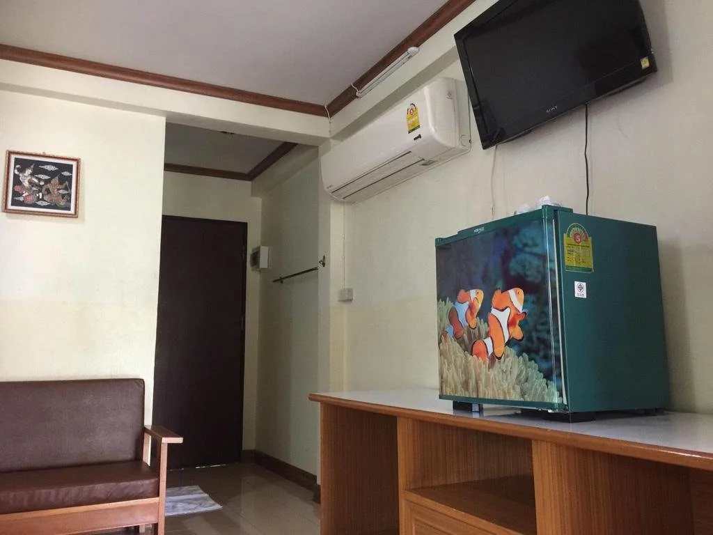 ห้องพักพร้อมทีวีจอแบน ตู้เย็น แอร์ และมุมโซฟานั่งเล่น