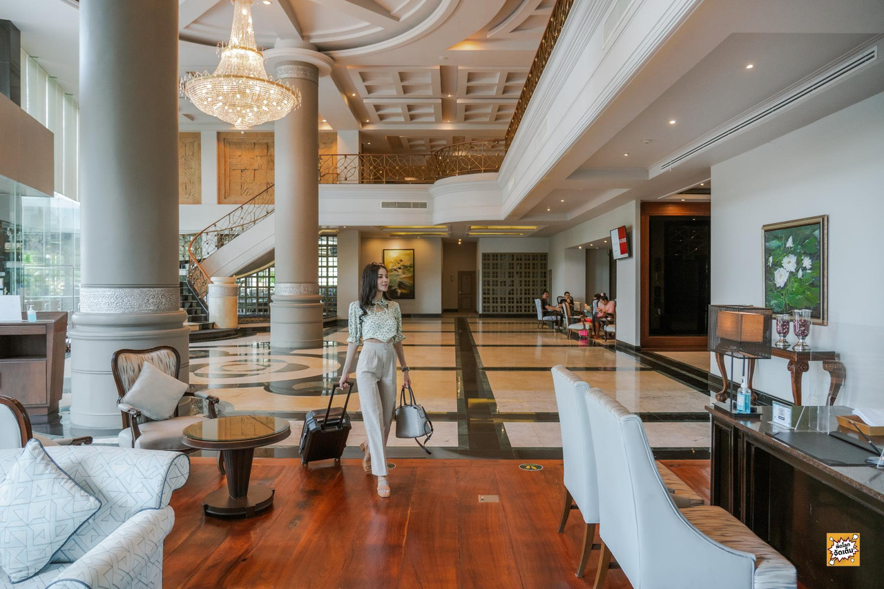 ล็อบบี้โถงสูงพร้อมโคมระย้าและบันไดวน The Grand Riverside Hotel พิษณุโลก