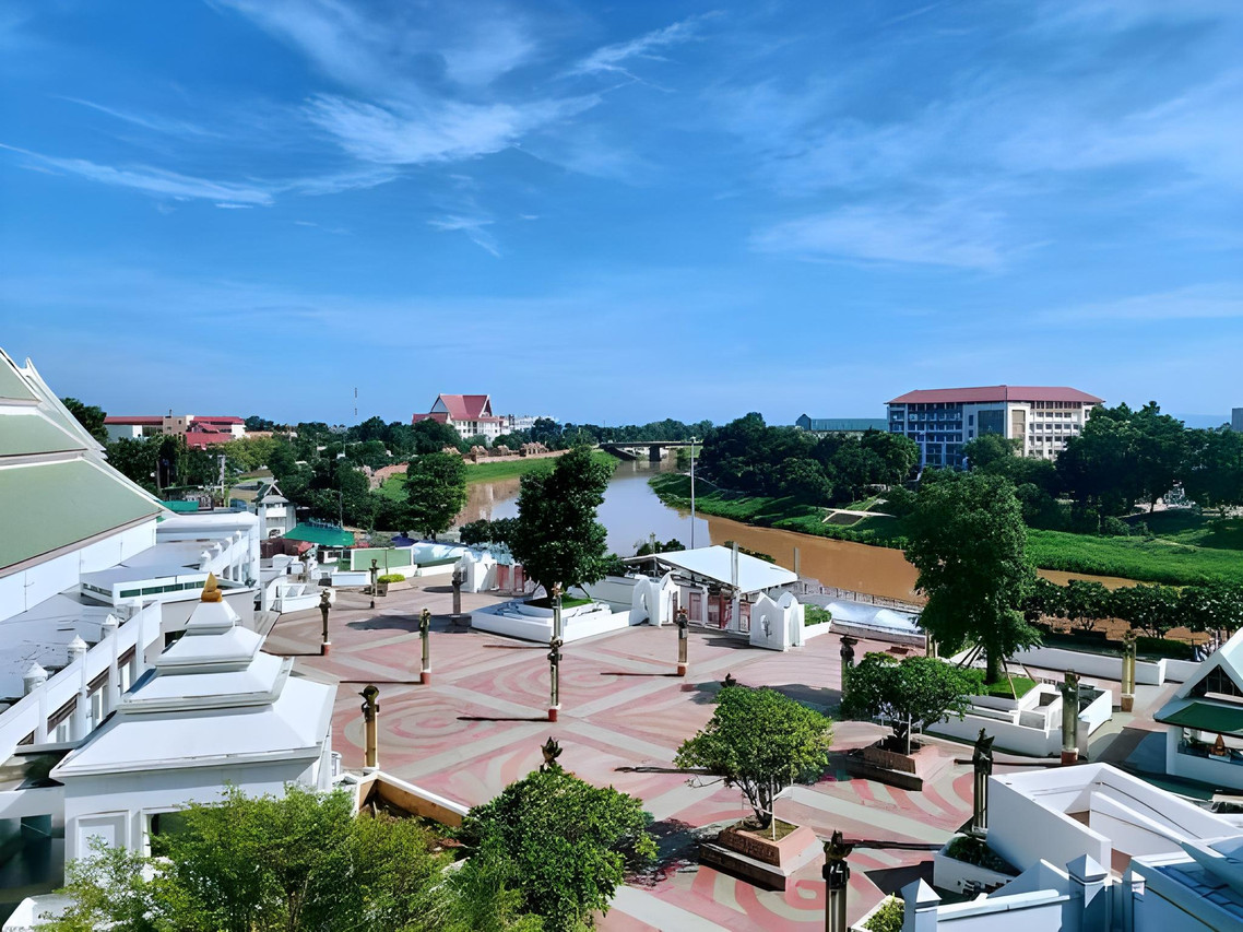 วิวมุมสูงเห็นลานริมน้ำ แม่น้ำน่าน และสะพานข้ามแม่น้ำกลางเมืองพิษณุโลก