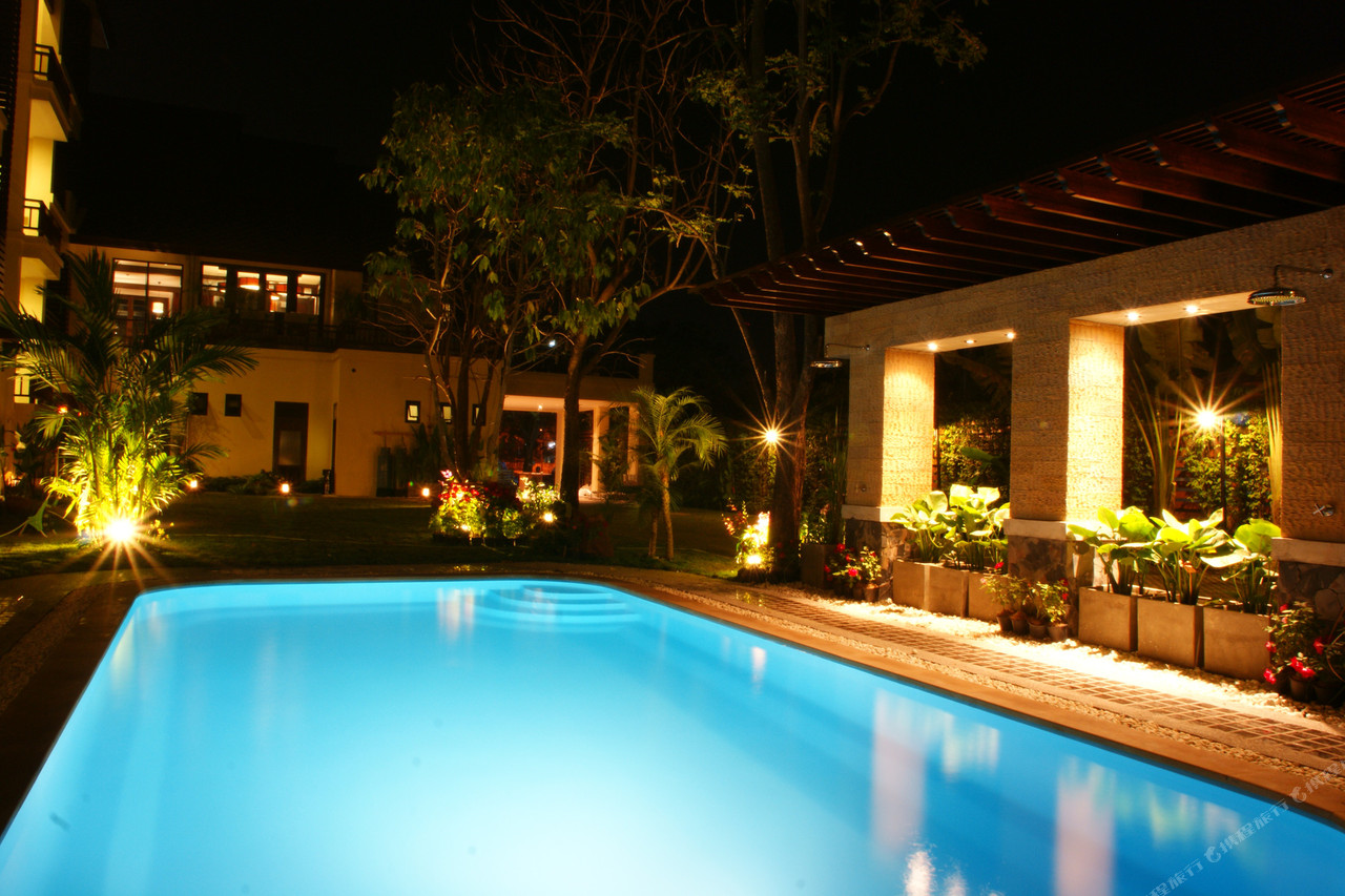 Pool and guest-room wing in the garden at Yodia Heritage