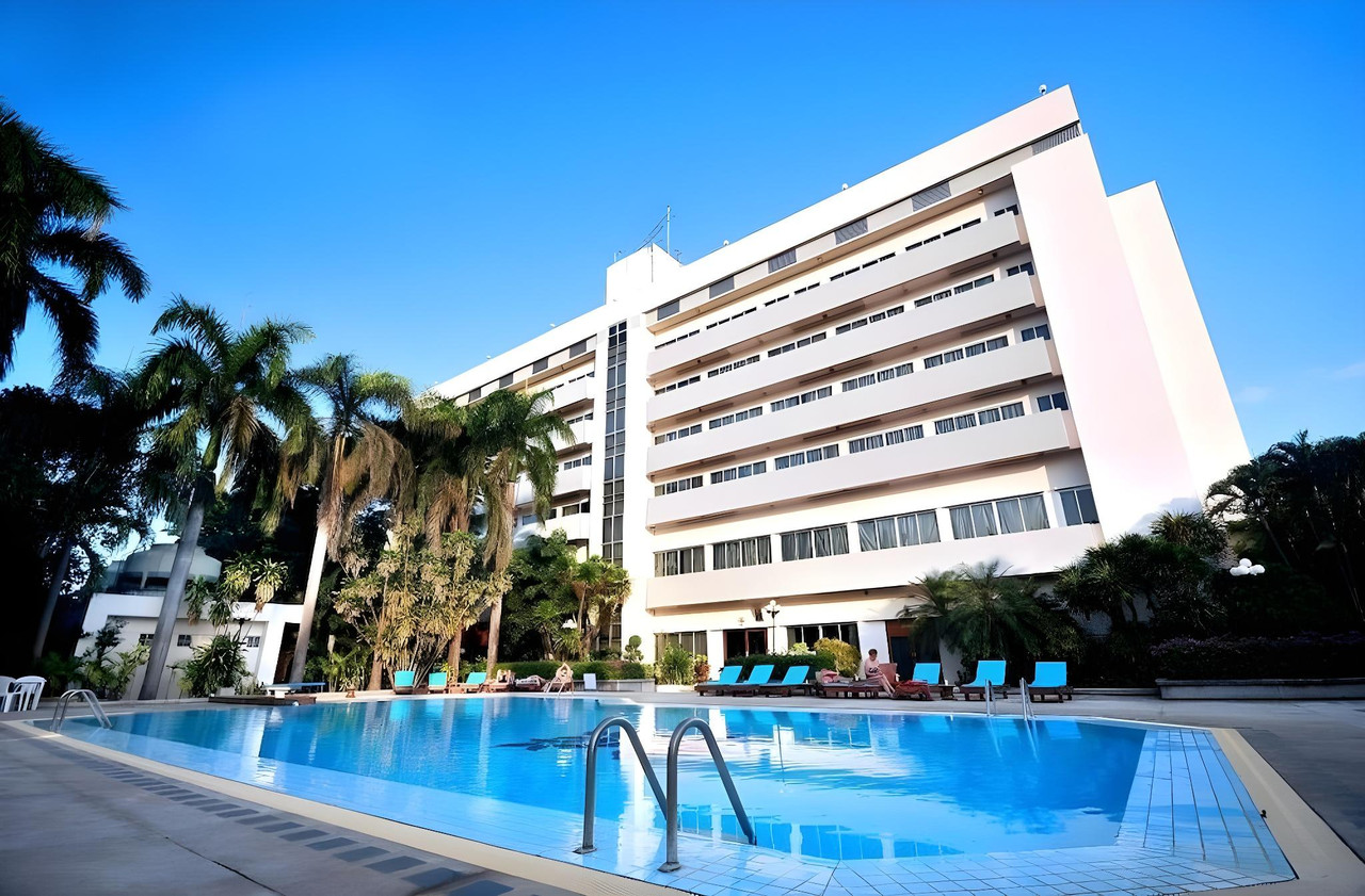 สระว่ายน้ำกลางแจ้งขนาดใหญ่ของ Maeyom Palace Hotel แพร่ กับตัวอาคารด้านหลัง