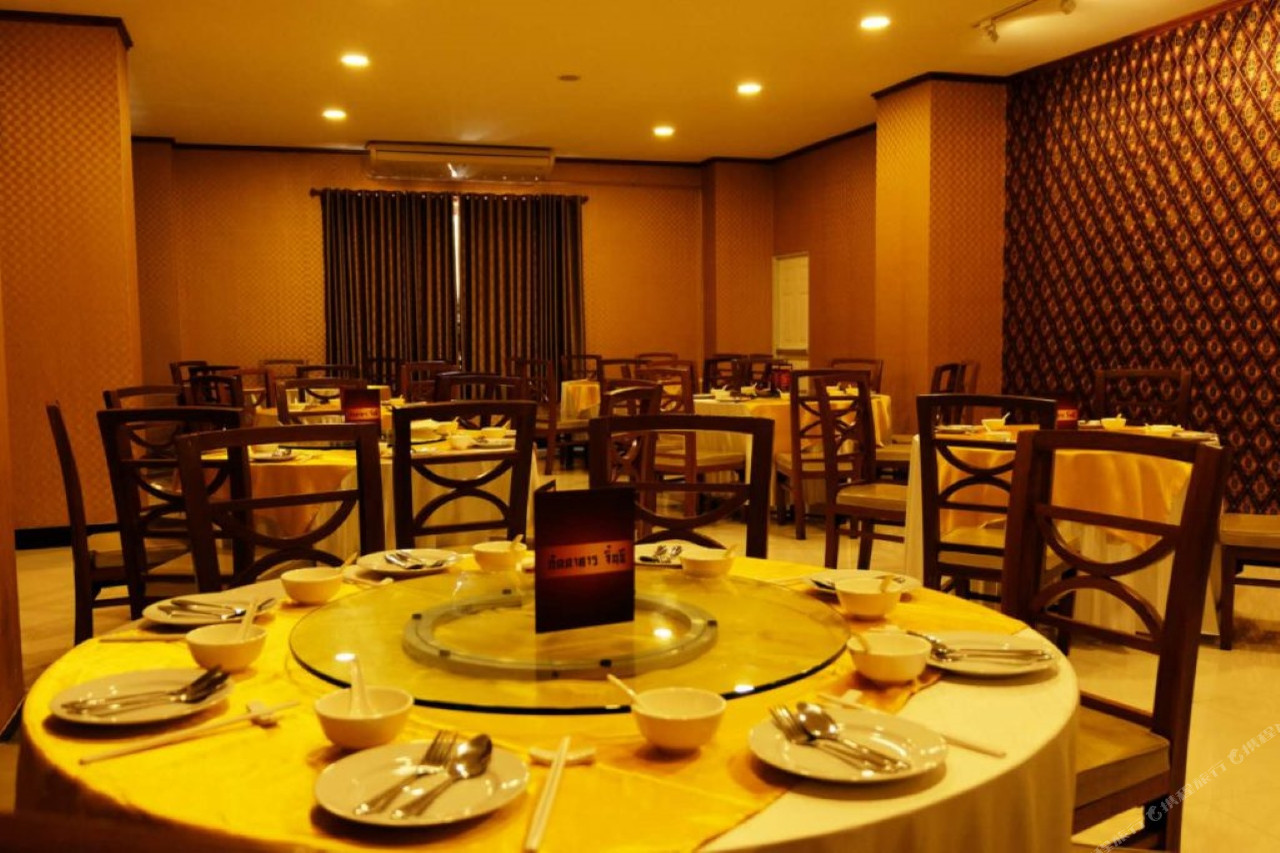 Round-table Chinese restaurant inside the hotel