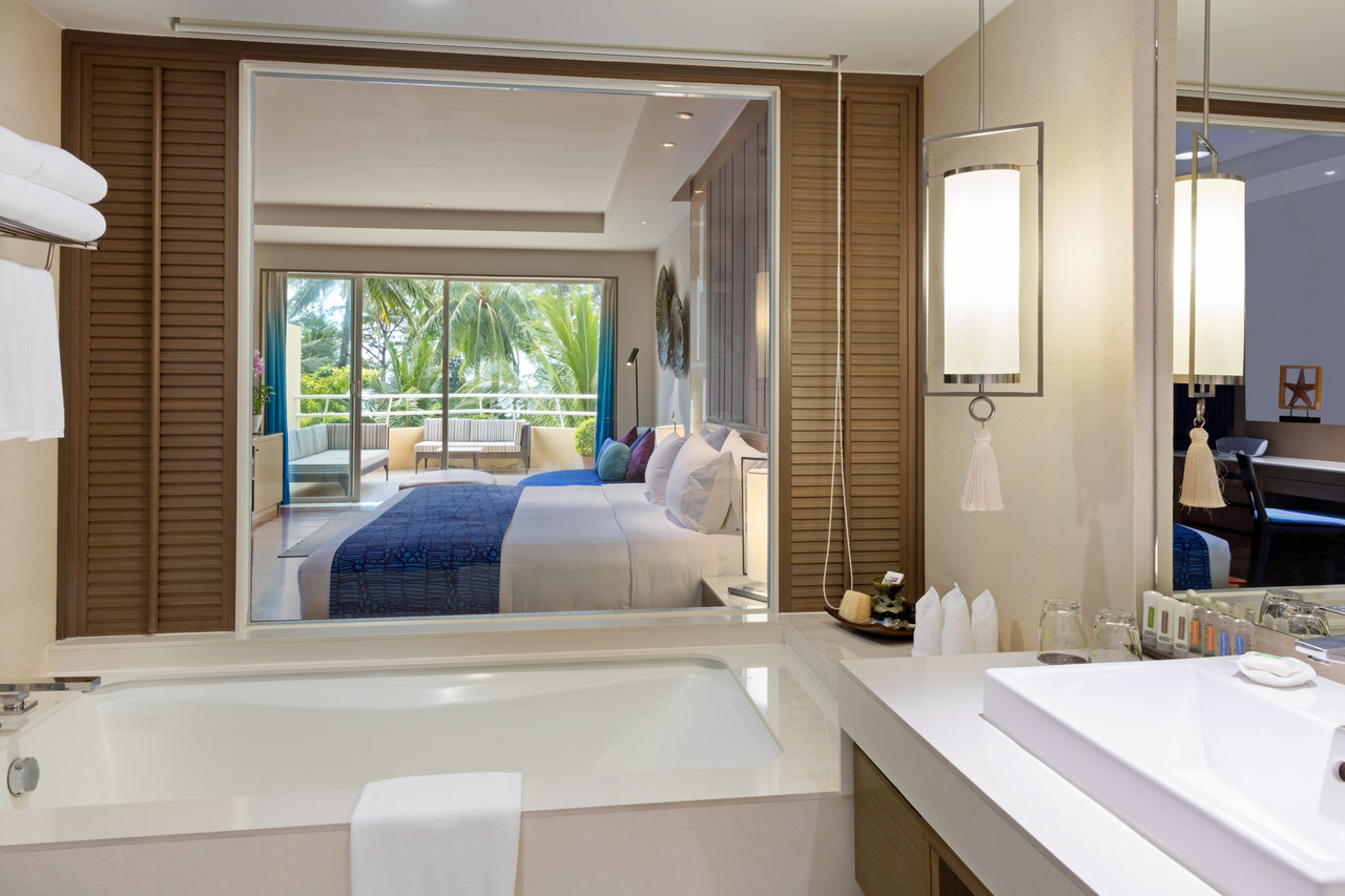 ห้อง Premium พร้อมระเบียงมองสวนและสระว่ายน้ำ Holiday Inn Resort Phuket