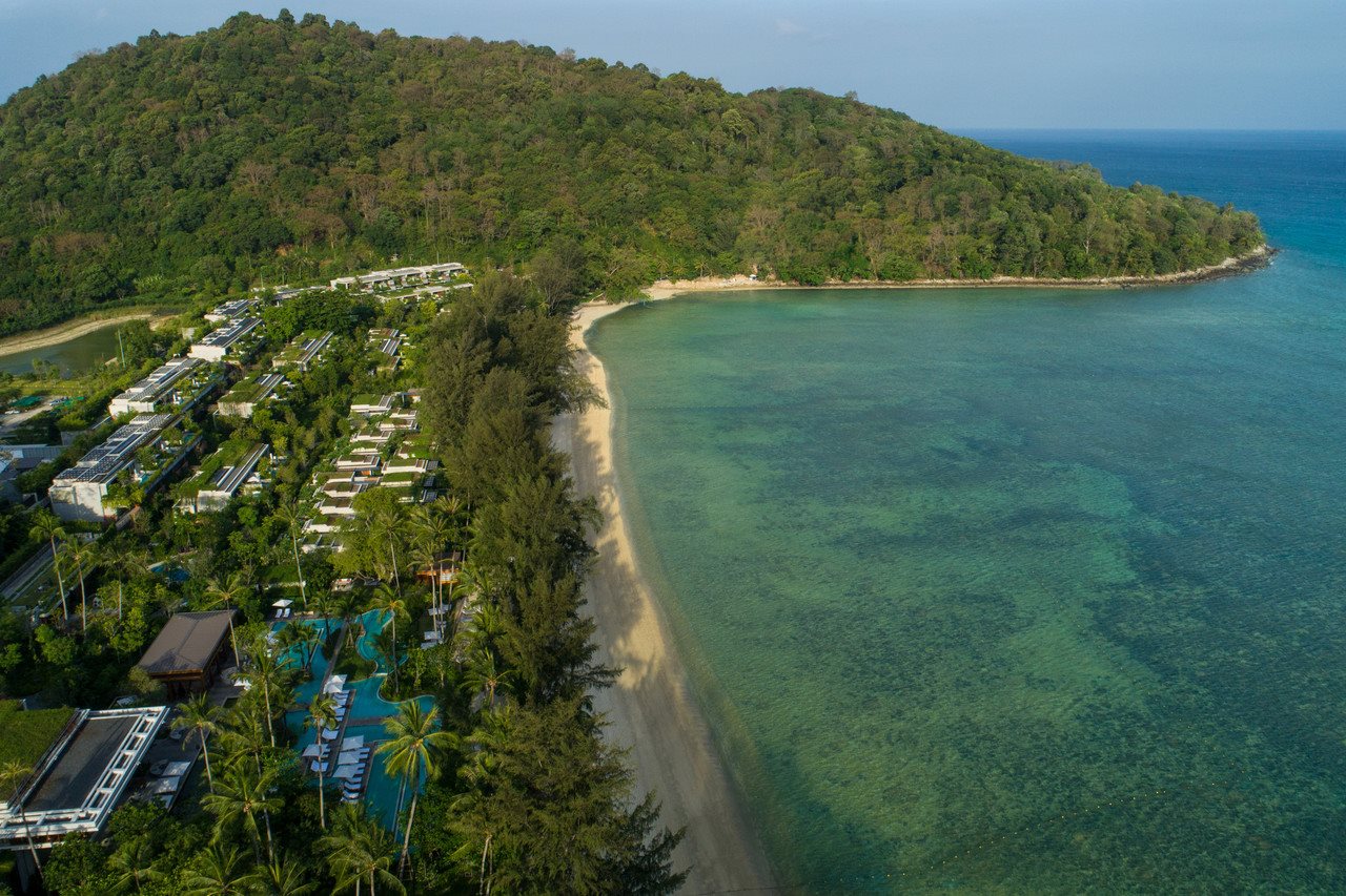 มุมสูงแสดง Rosewood Phuket ริมอ่าวเอเมอรัลด์ หาดตรีตรัง