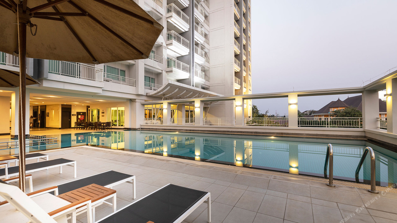 สระว่ายน้ำกลางแจ้งของ Kantary Hotel Kabinburi กับตึกพักด้านหลัง