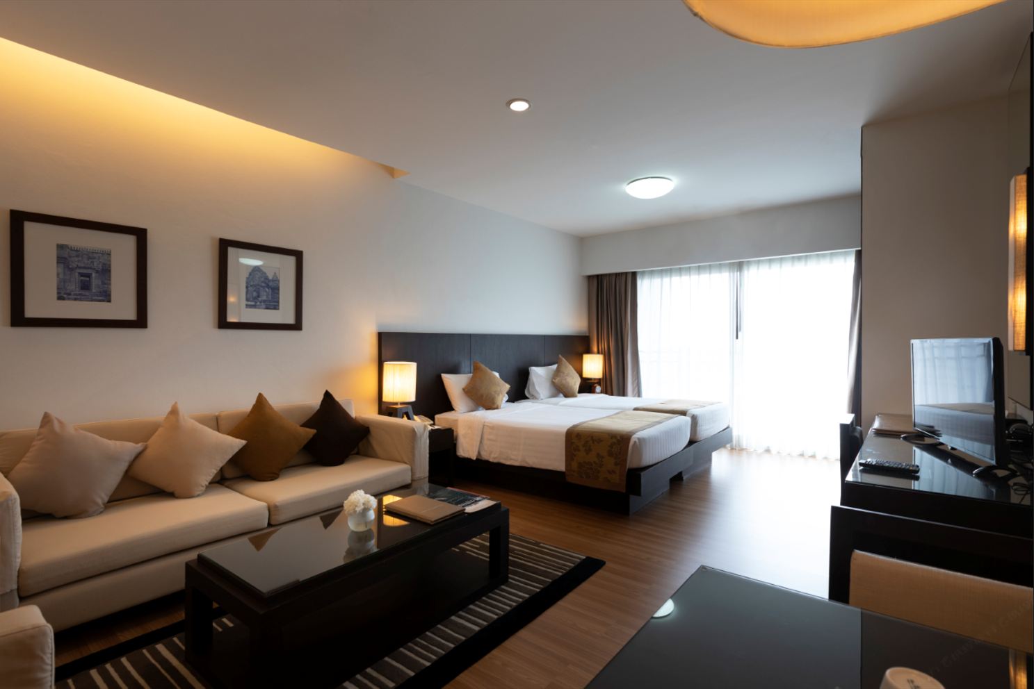 ห้อง Studio Suite โซนนั่งเล่นแยกจากเตียง พร้อมระเบียงส่วนตัว