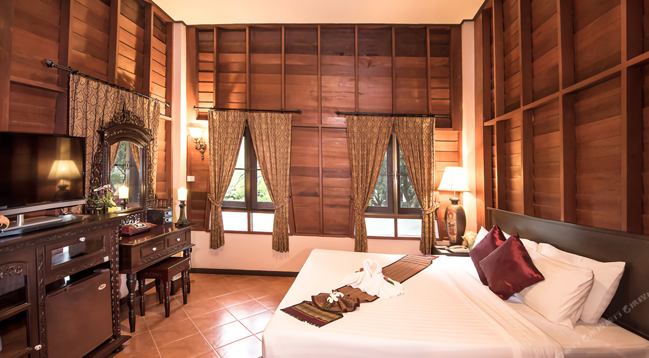 Fully teak-panelled guest room with a carved Thai dressing table