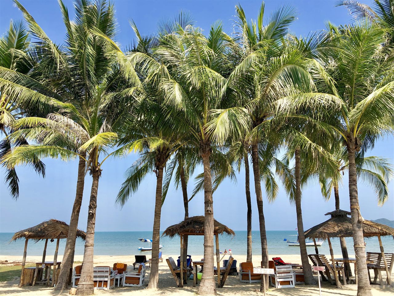 หาดสามร้อยยอดหน้ารีสอร์ท ดงมะพร้าวและศาลาริมทะเล