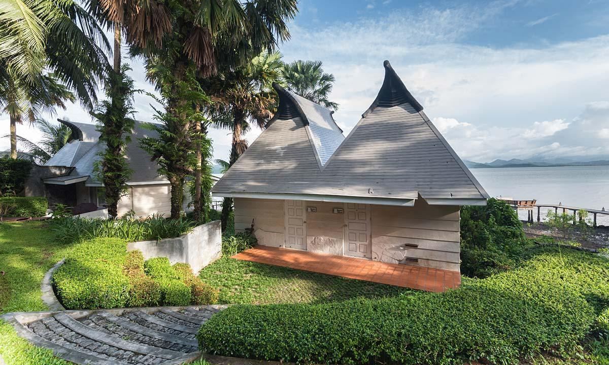 บังกะโลหลังคาทรงเขาควายบนเนินสวนของ The Blue Sky Resort Ranong มองเห็นอ่าวด้านหลัง