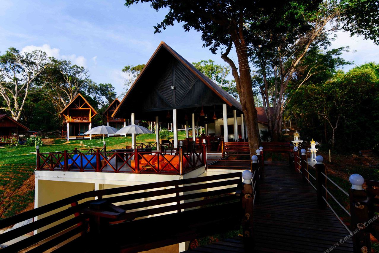 ร้าน Island Brew ศาลาเปิดโล่งริมทะเล เดครับลมกับเบียร์คราฟต์