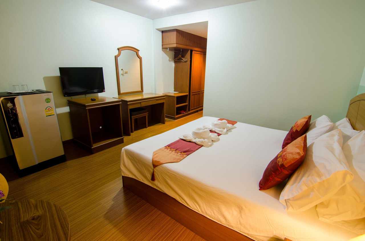 ห้องพักเตียงใหญ่ของ Ranong Garden มีตู้เย็นและทีวีจอแบน